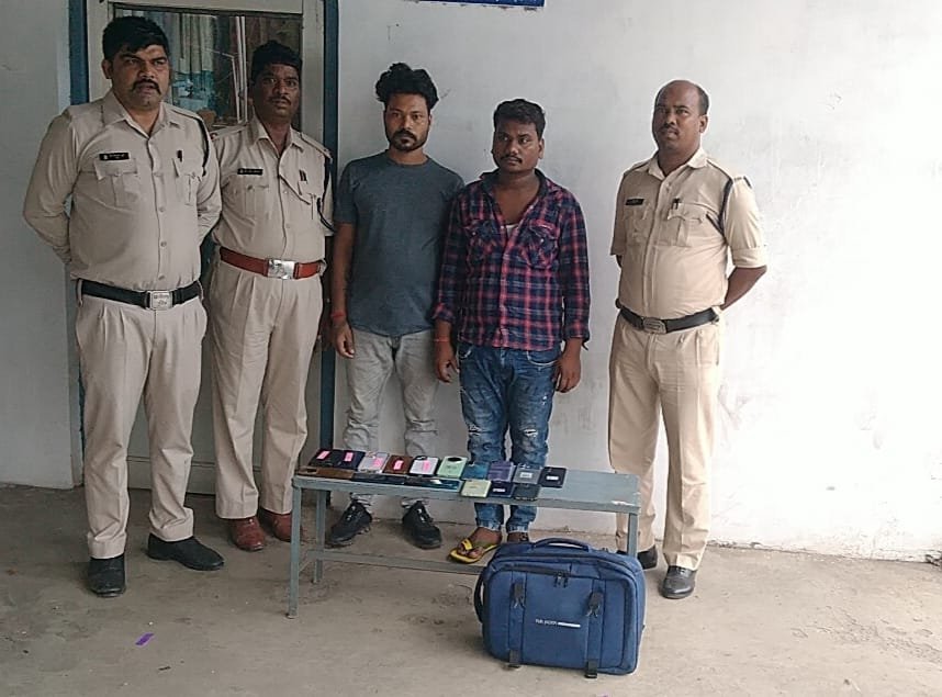 बाजारों एवं हटरी में घूम-घूम कर मोबाइल फोन को चोरी करने वाले आरोपी गिरफ़्तार।*