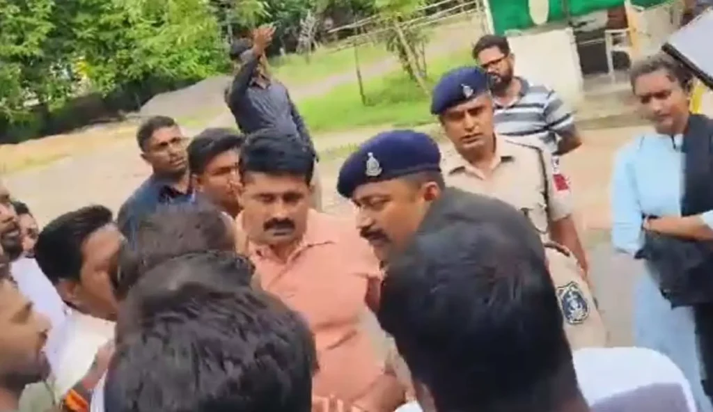 विधायक देवेंद्र यादव के घर पहुंची पुलिस, समर्थको का लगा जमावडा