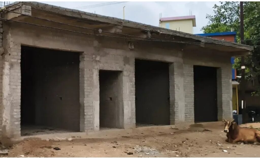 खबर लगने के बाद अपनी कुम्भकर्णीय निद्रा से जागे जनपद सी ई ओ, आज शाम तक पत्रकार भवन के मूल्यांकन कराने की दी जानकारी