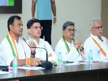 पॉलिटिकल अफेयर्स कमेटी की बैठक में पूर्व सीएम नाराज:महंत-बैज भूपेश के निशाने पर, बोले- बड़े नेता सरकार पर सीधा हमला नहीं करते हैं