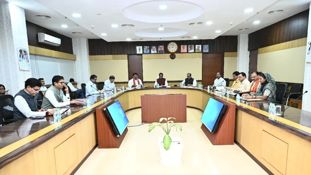 CG: मंत्रिपरिषद का बड़ा निर्णय नक्सली हिंसा में शहीद पुलिसकर्मियों के परिजनों को अब अन्य विभागों में भी अनुकम्पा नियुक्ति का विकल्प