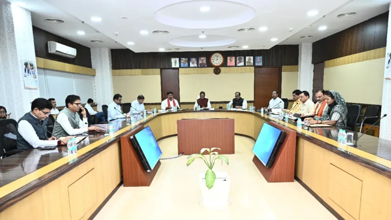 CG: मंत्रिपरिषद का बड़ा निर्णय नक्सली हिंसा में शहीद पुलिसकर्मियों के परिजनों को अब अन्य विभागों में भी अनुकम्पा नियुक्ति का विकल्प