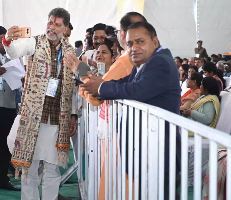 किरण सिंहदेव की आत्मीय अंदाज़ वाली तस्वीर छत्तीसगढ़ में वायरल, कार्यकर्ता हुए फैन”