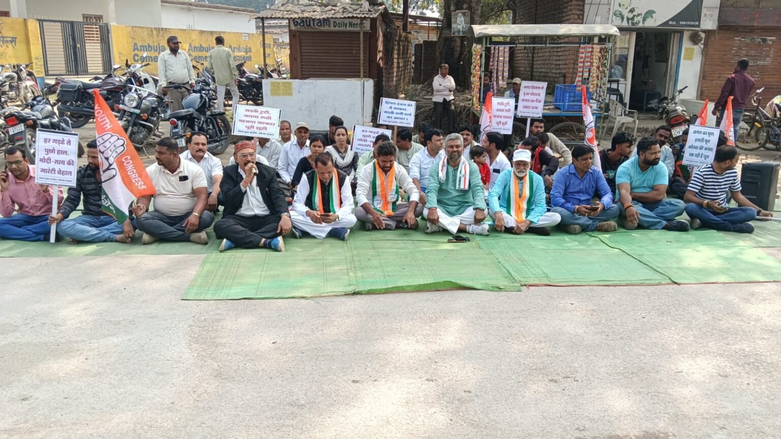 “कोरबा की टूटी सड़कों पर युवा कांग्रेस का आक्रोश फूटा: भदरापारा चौक में उग्र प्रदर्शन, निगम-सरकार पर तीखे वार”