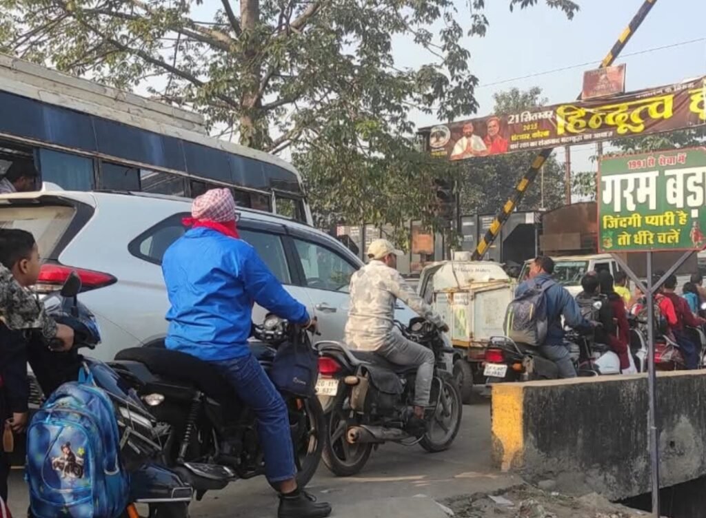 🔥 कोरबा का दर्द… कब टूटेगा जाम का श्राप? रेलवे क्रॉसिंग की कैद में हर दिन फंसी है शहर की सांसें!