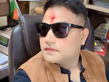 **VIDEO: दीपक टंडन को नग्न कर पीटा गया, बेल्ट–थप्पड़–लात-घूंसे… ठगी के आरोपों में घिरे कारोबारी की पुरानी पिटाई वायरल**