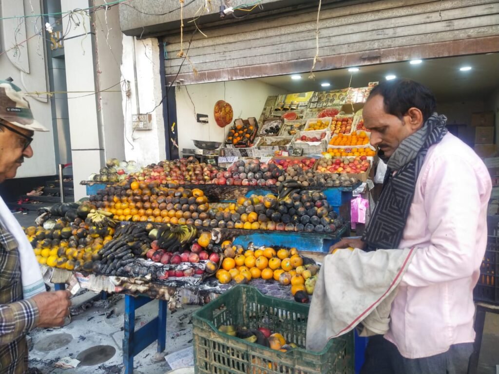 “कोरबा: आधी रात में पेट्रोल डालकर फल दुकान में आग—CCTV में दिखा ‘रहस्यमयी आगबाज’, शहर में दहशत!”