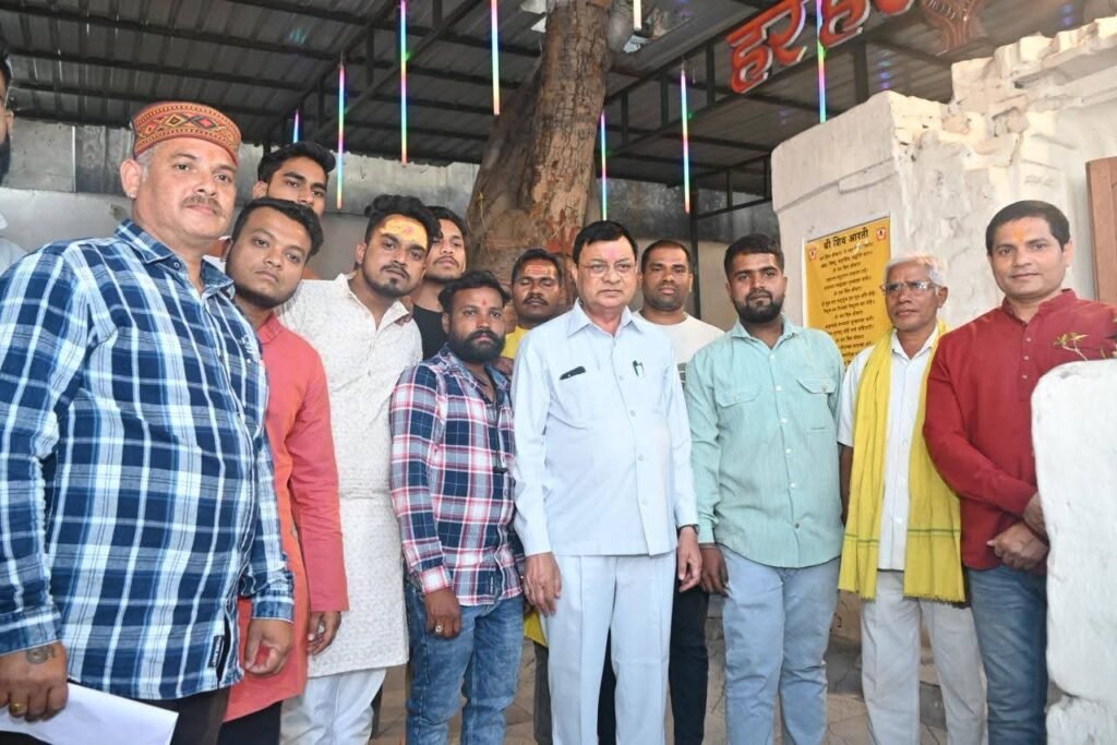 महाशिवरात्रि पर ठाकुर घाट शिव मंदिर पहुंचे मंत्री लखन लाल देवांगन, रुद्राभिषेक में लिया भाग