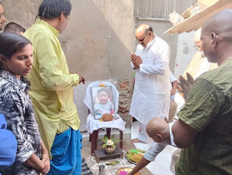 नन्हे घनेश को नम आँखों से श्रद्धांजलि: पूर्व मंत्री जयसिंह अग्रवाल ने लक्ष्मणबन पहुंचकर बंधाया ढांढस