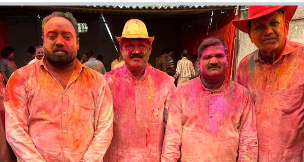 होली में नेताओं के दरबार, कार्यकर्ताओं ने नहीं लिया कोई रिस्क