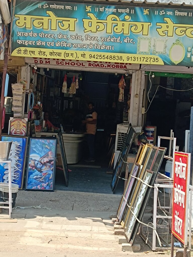 खुद अतिक्रमण, दूसरों को नसीहत” – डीएम रोड पर मनोज फोटो फ्रेमिंग की दोहरी नीति उजागर