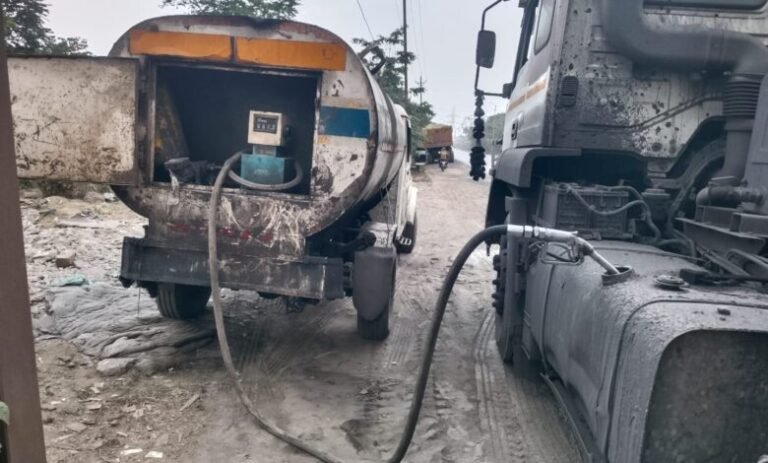 नियमों को ठेंगा: सड़क किनारे धड़ल्ले से डीजल रिफलिंग, रोज़ 5 टैंकर खप रहे