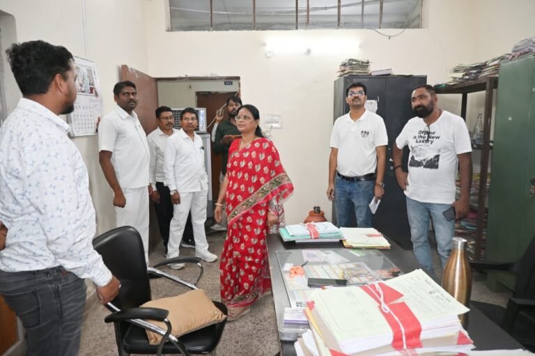साकेत भवन में महापौर का सख्त संदेश: स्वच्छता, अनुशासन और जनसेवा पर कोई समझौता नहीं