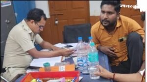 थाने में कबाड़ी की ‘वीआईपी खातिरदारी’! फोटो वायरल होते ही मचा हड़कंप, दो पुलिसकर्मी लाइन अटैच
