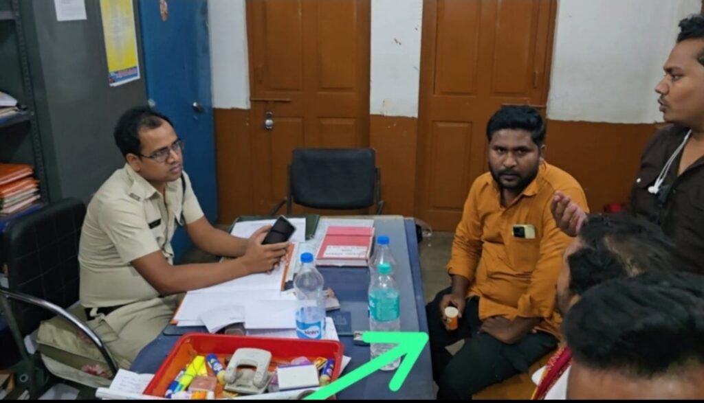 कबाड़ी की खातिरदारी पर गिरी गाज कोनी थाने की वायरल तस्वीर से मचा हड़कंप, दो पुलिसकर्मी लाइन अटैच, एएसपी को सौंपी गई जांच