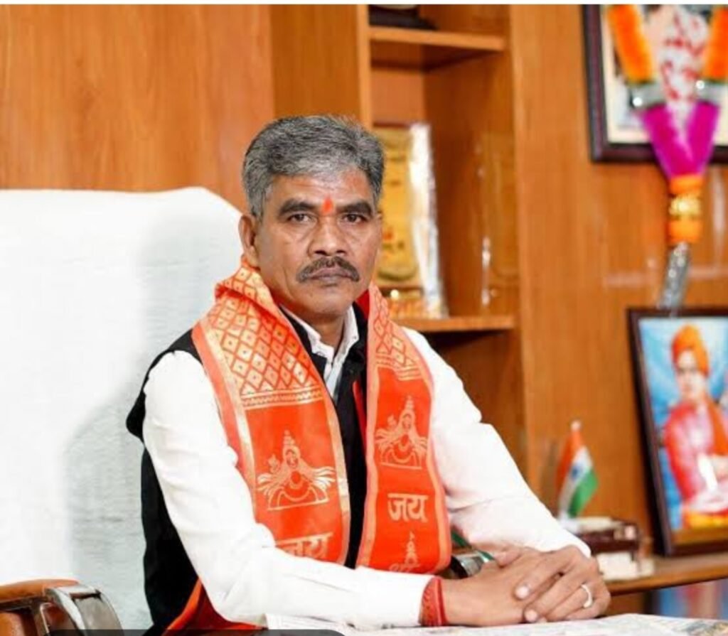 योग दिवस कार्यक्रम के पोस्टर में फोटो नहीं लगने से बेदम नाराज़ हुए ईश्वर साहू, कार्यक्रम बीच में छोड़ मार दिए कल्टी