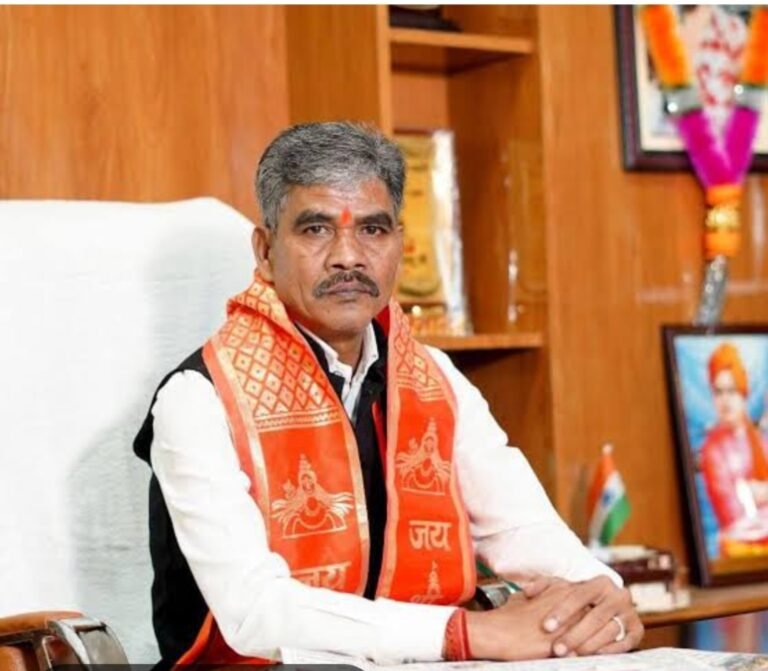 योग दिवस कार्यक्रम के पोस्टर में फोटो नहीं लगने से बेदम नाराज़ हुए ईश्वर साहू, कार्यक्रम बीच में छोड़ मार दिए कल्टी