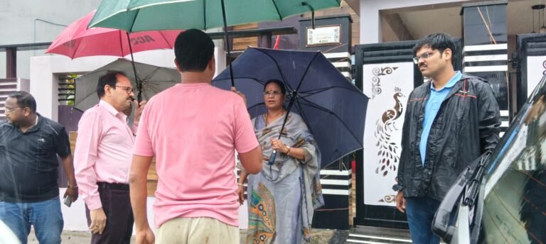 बारिश के बीच मैदान में उतरीं महापौर संजू देवी राजपूत, जलभराव वाले क्षेत्रों का किया निरीक्षण