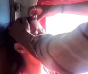प्रेमी ने चलती ट्रेन में भर दी मांग- वीडियो वायरल