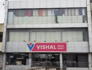 सड़क पर पार्किंग, जनता परेशान: विशाल मेगा मार्ट के बाहर ट्रैफिक व्यवस्था हुई बेपटरी
