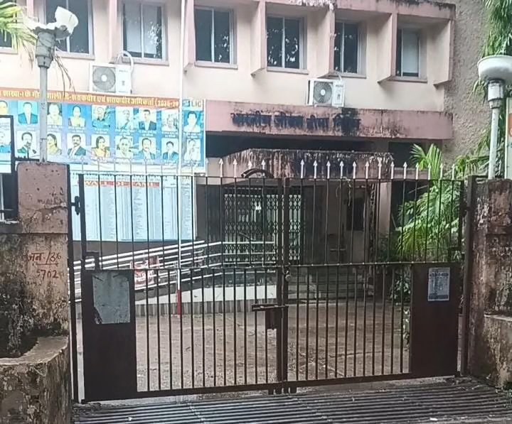 एलआईसी ऑफिस के अंदर फंदे पर लटका मिला सुरक्षा कर्मी का शव, जांच में जुटी पुलिस