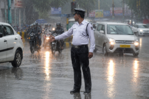 कप्तान के आदेश के बाद चौराहों पर लौटी ट्रैफिक पुलिस, अब जवानों के लिए छतरी और रेनकोट की जरूरत