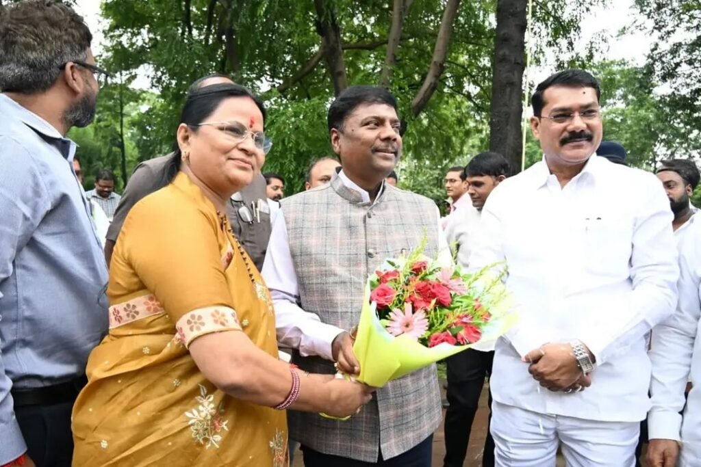 🌿 अशोक वाटिका में मंत्री केदार कश्यप ने किया पौधारोपण, हरित कोरबा का दिया संदेश