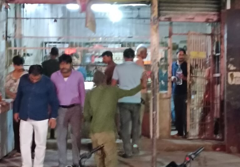 गरीब फुटकर कारोबारियों पर डंडा, शराब दुकान पर मेहरबानी?
